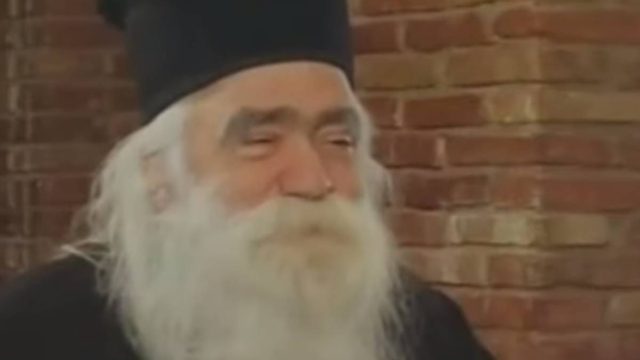 Εκοιμήθηκε ο “παππάς των Εξαρχείων”, Ανανίας Κουστένης – Τι έλεγε για τους αναρχικούς;