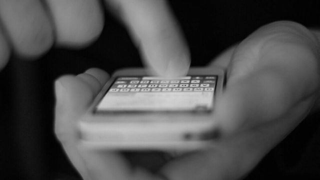 Προσοχή! Νέα απάτη – Με ένα SMS χάκερ μπήκαν στο λογαριασμό της και έκλεψαν 9.000 ευρώ!
