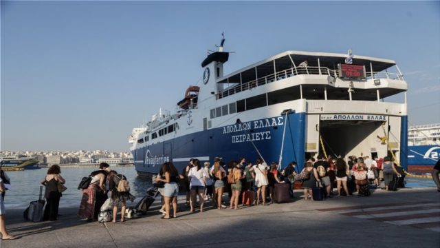 Πλώρη για τα νησιά! Αυξημένη η κίνηση στο λιμάνι του Πειραιά – Με τις βεβαιώσεις ανά χείρας οι ταξιδιώτες (Video)