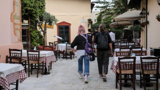 Άρση μέτρων: Οριστικές αποφάσεις – Ανοίγουν φροντιστήρια, παραλίες και δικαστήρια