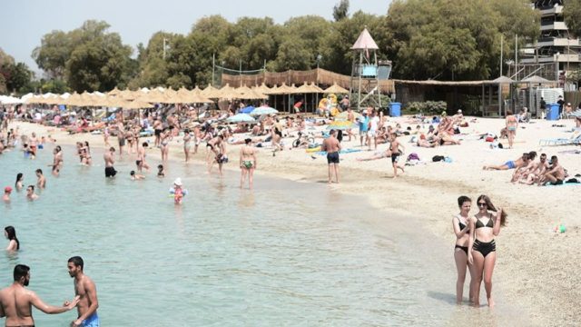 Άρση μέτρων: «Πλημμύρισαν» οι παραλίες της Αττικής – «Έφοδος» των Αθηναίων στις πλαζ (Video)