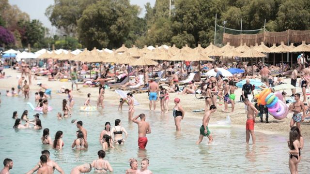Πρώτο Σαββατοκύριακο «ελευθερίας»: «Βούλιαξαν» για δεύτερη ημέρα οι παραλίες – Γέμισαν εστιατόρια και καφέ (Video)