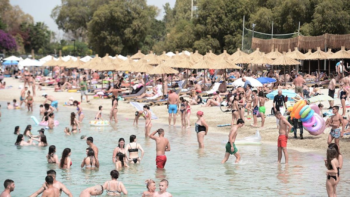 Πρώτο Σαββατοκύριακο «ελευθερίας»: «Βούλιαξαν» για δεύτερη ημέρα οι παραλίες – Γέμισαν εστιατόρια και καφέ (Video)