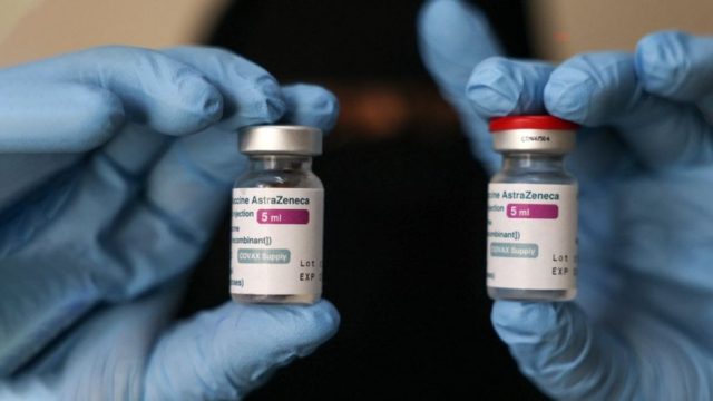 Ανατροπή με το AstraZeneca στην Ελλάδα – «Φρένο» στις ηλικίες χορήγησής του μετά τον θάνατο 63χρονης