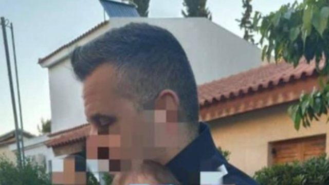 Έγκλημα στα Γλυκά Νερά: Σπαράζει καρδιές η φωτογραφία αστυνομικού αγκαλιά με το μωρό της 20χρονης