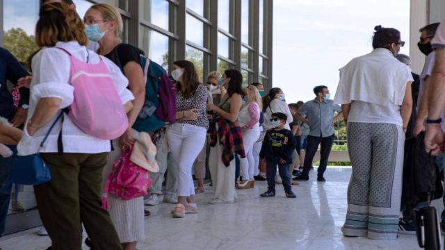 Άρση lockdown: «Βούλιαξε» το κέντρο της Αθήνας – Κόσμος παντού