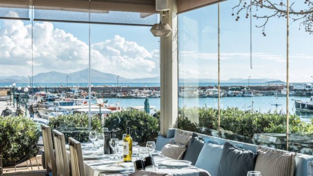 Που τρώμε με θέα θάλασσα από 20 ευρώ από Παρασκευή μέχρι Κυριακή