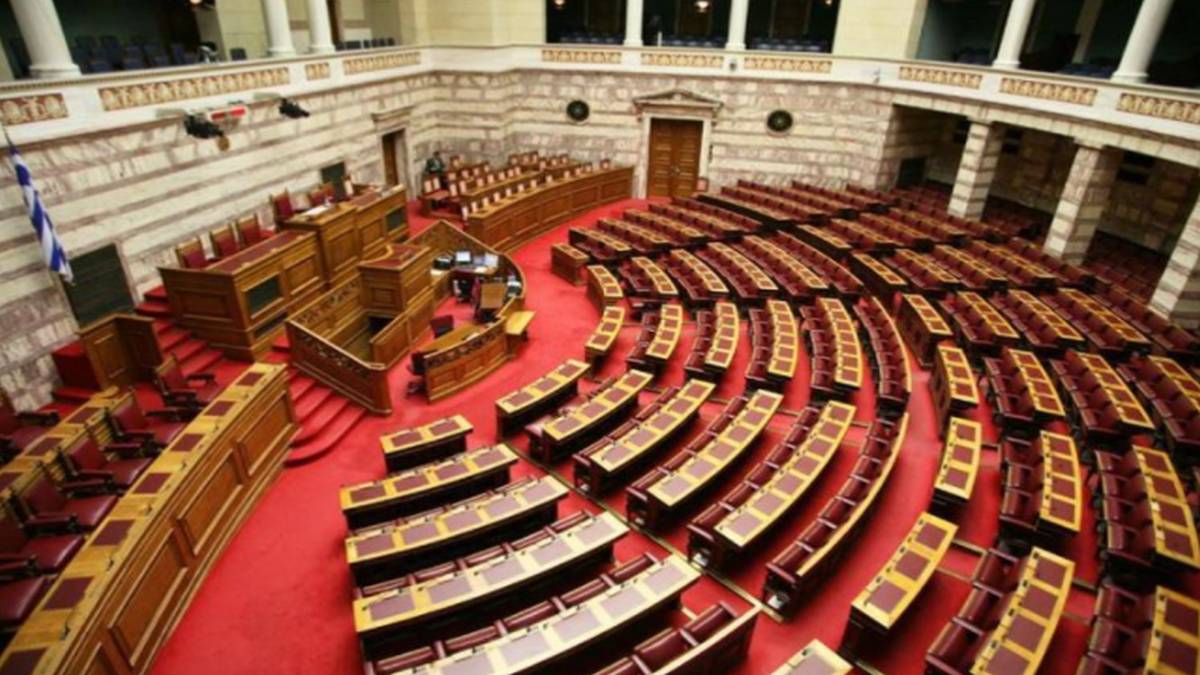 Έδιωξαν μητέρα ανήλικων παιδιών των 800 ευρώ απο τη Βουλή για να πάρουν την γυναίκα του Κουμουτσάκου με 1750 ευρώ – Η αντίδραση Κουμουτσάκου