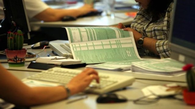 Φορολογικές δηλώσεις 2021: Ποιοι δικαιούνται επιστροφή φόρου και ποιοι θα πρέπει να υποβάλουν φέτος δική τους