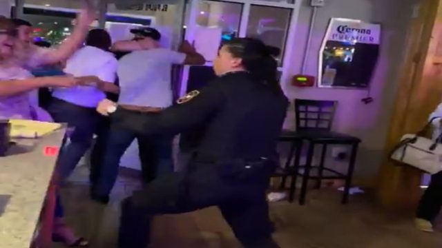 Φύλακας πέταξε έξω με κλωτσιές μεθυσμένο θαμώνα