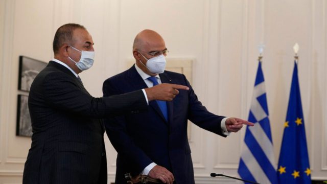 Σε εξέλιξη η συνάντηση Δένδια – Τσαβούσογλου: Περπάρτησαν μαζί προς το ΥΠΕΞ