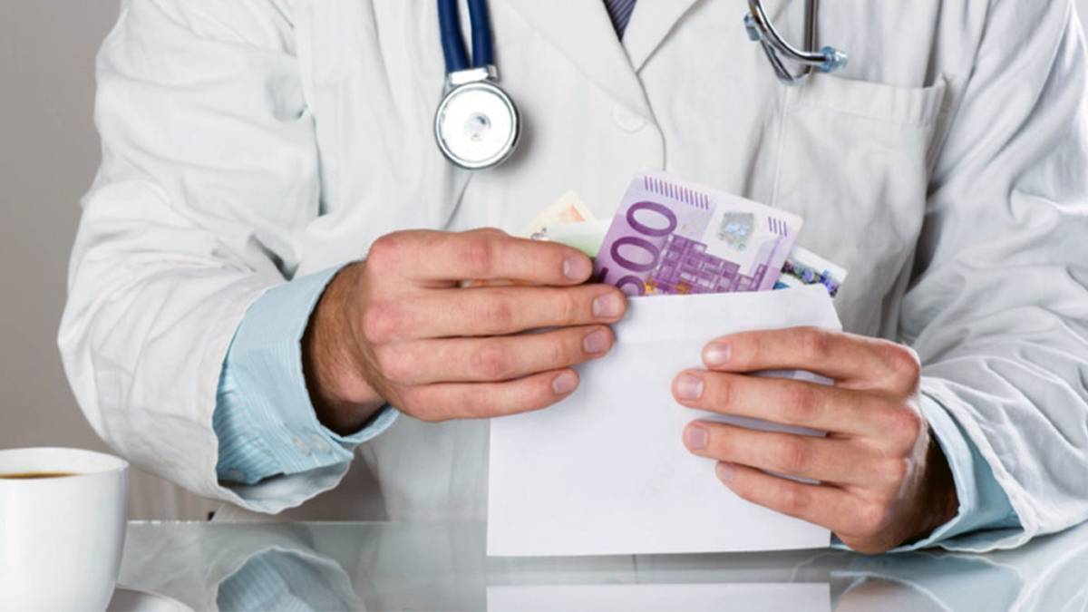 Θεσσαλονίκη: Γιατρός καταδικάστηκε για «φακελάκι» 300 ευρώ