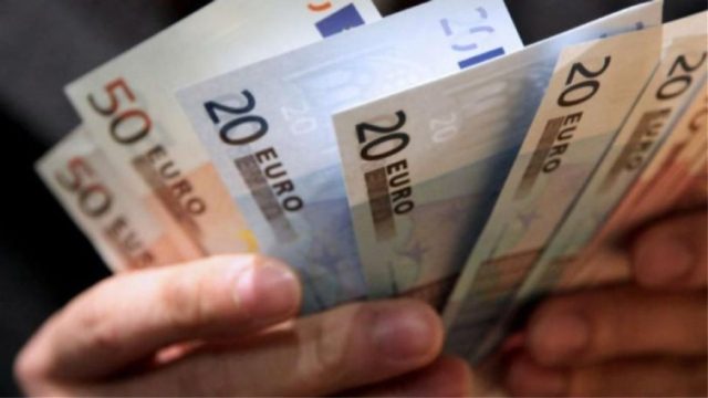 Δώρο Πάσχα: Πιστώνεται αύριο το υπόλοιπο στους εργαζόμενους σε αναστολή – Ποιοι θα λάβουν έκτακτο επίδομα 1.000 ευρώ