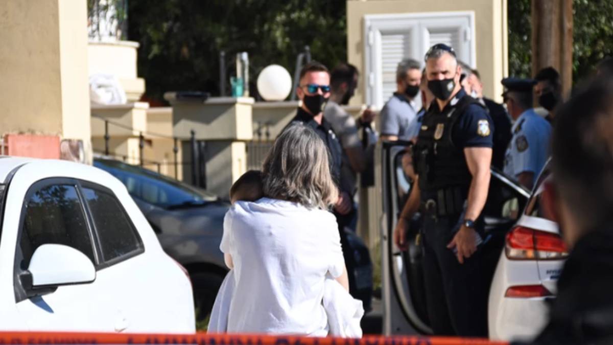 Έγκλημα στα Γλυκά Νερά: Φωτογραφία γροθιά στο στομάχι – Η γιαγιά κρατάει το 11 μηνών βρέφος αγκαλιά!