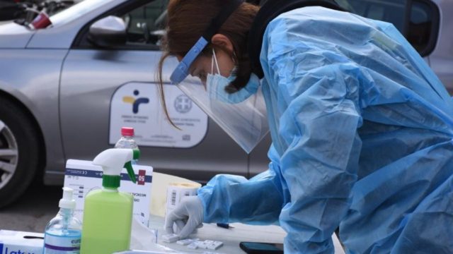 Κορωνοϊός: “Φλέγεται” για ακόμη μια μέρα η Αττική με πάνω από 1.000 κρούσματα – Στα 189 η Θεσσαλονίκη