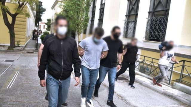 Έγκλημα στα Καλύβια: Προφυλακιστέος ο 32χρονος – Πίστευε πως το θύμα του έχει κάνει μάγια