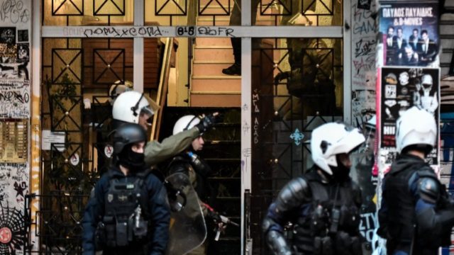 Συναγερμός στου Ψυρρή: Επιχείρηση εκκένωσης κτιρίου που τελεί υπό κατάληψη (Video)