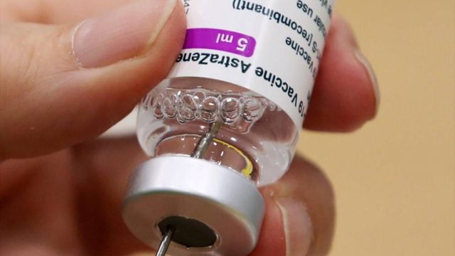 Κορωνοϊός: Έξαλλος ο σύζυγος της 44χρονης που εμβολιάστηκε με AstraZeneca – «Με κάλεσαν και μου είπαν…»
