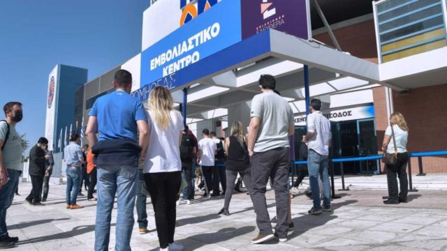 Κορωνοϊός: Οι νέοι… δείχνουν το δρόμο για τον εμβολιασμό – Σειρά για τους 45-49 ετών