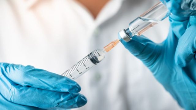 Καταγγελία-«βόμβα» στη Σαλαμίνα: Τηλεφωνούσαν σε πολίτες για να μην πάνε να εμβολιαστούν!