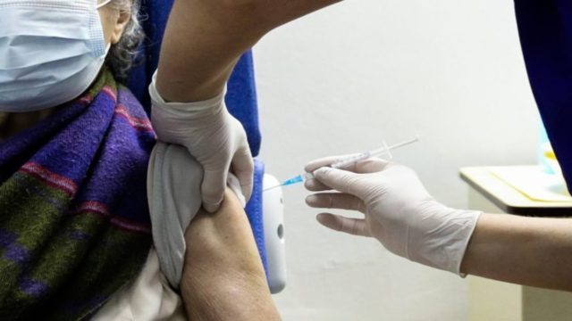 Εμβολιασμός: Προβληματισμός για τα χαμηλά ποσοστά – Σχέδια για εμβόλια κατ’ οίκον