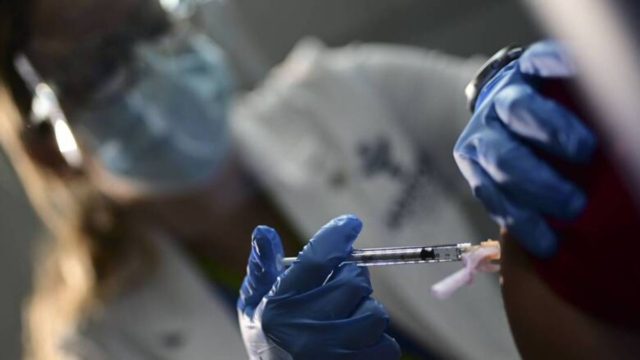 Χαμός σε εμβολιαστικό κέντρο της Λαμίας με γιατρό – αρνητή του εμβολίου