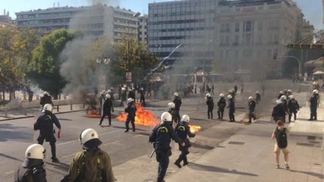 Επεισόδια στο κέντρο της Αθήνας – Επιθέσεις με μολότοφ και χημικά στις συγκεντρώσεις
