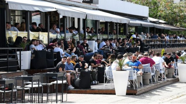 Εστίαση: Προσεχώς νέο ωράριο για καφετέριες και εστιατόρια – Η ημερομηνία-ορόσημο