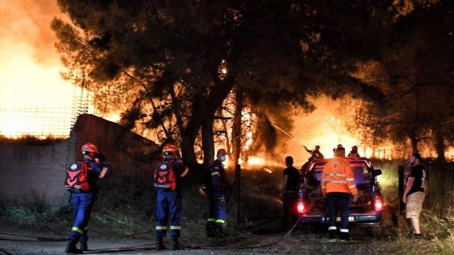 Φωτιά στoν Σχίνο Κορινθίας: Προς Μέγαρα το πύρινο μέτωπο, εκκενώνονται κι άλλοι οικισμοί – Μήνυμα από το 112