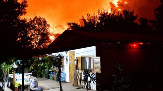 Φωτιά στον Σχίνο Κορινθίας: Εκκενώνονται κι άλλοι οικισμοί – Νύχτα κόλαση για τα Μέγαρα