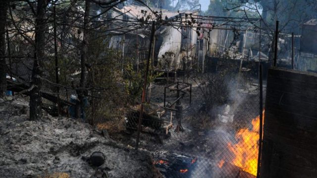 Φωτιά στον Σχίνο Κορινθίας: Εκκενώνονται ακόμα 2 οικισμοί – Μήνυμα από το 112