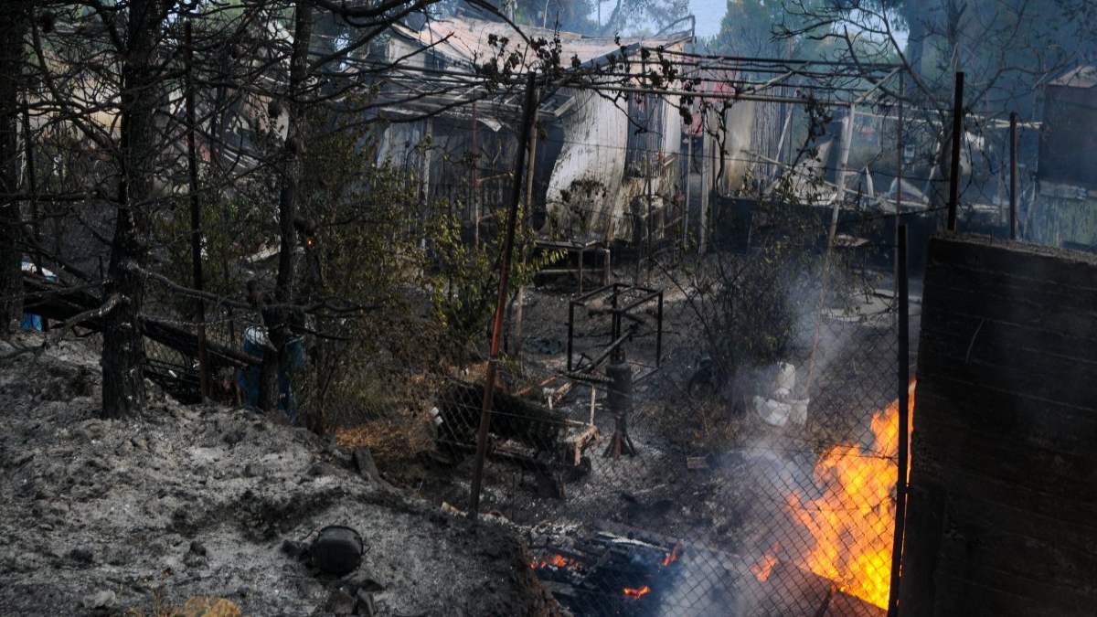Φωτιά στον Σχίνο Κορινθίας: Εκκενώνονται ακόμα 2 οικισμοί – Μήνυμα από το 112
