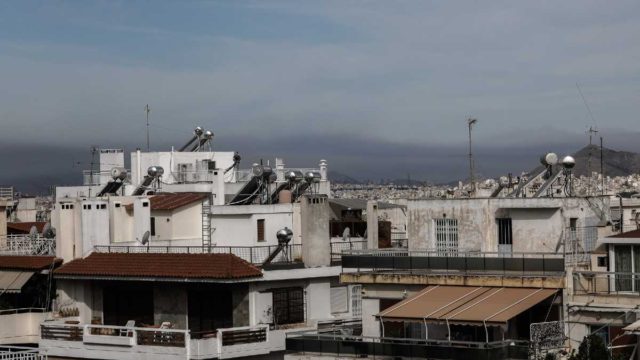 Φωτιά στο Σχίνο: Ο καπνός σκέπασε την Αττική – Φόβοι για αναζωπυρώσεις