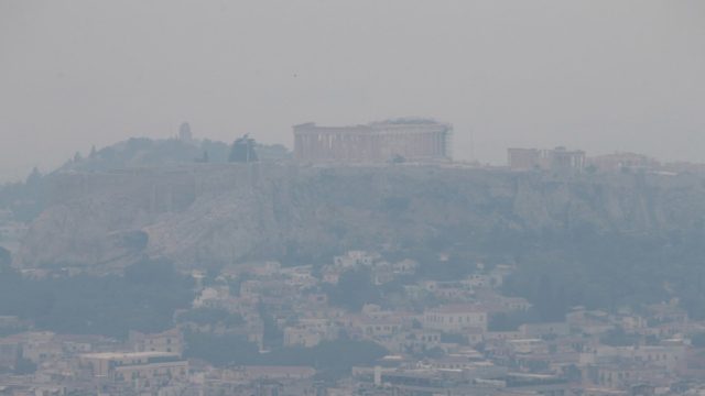 Φωτιά στον Σχίνο Κορινθίας: Ο καπνός έκρυψε την Ακρόπολη – Εικόνες σοκ