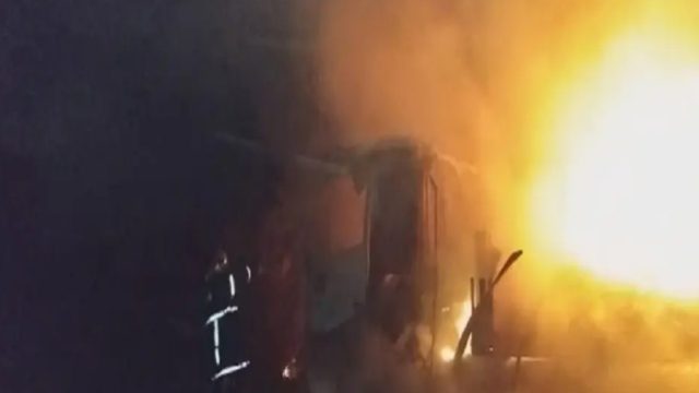 Νταλίκα έπιασε φωτιά εν κινήσει στην παλαιά E.O Αθηνών-Κορίνθου – Διεκόπη η κυκλοφορία και στα δύο ρεύματα (Video)