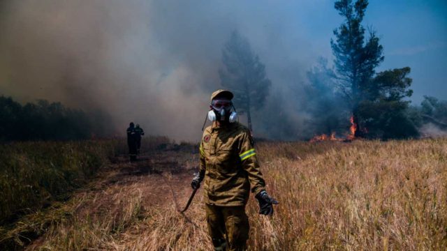 Φωτιά στον Σχίνο Κορινθίας: Ακόμη ένας οικισμός εκκενώνεται – Πέρασε μέσα από αυλές η λαίλαπα
