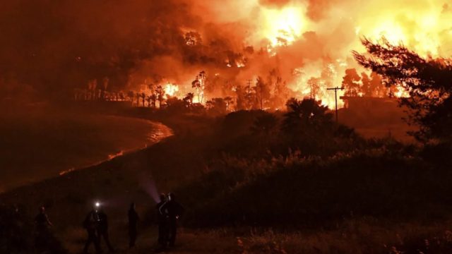 Η φωτιά στην Κορινθία έχει μολύνει σε βαθμό συναγερμού την Αθήνα – Ποιες περιοχές είναι στο κόκκινο