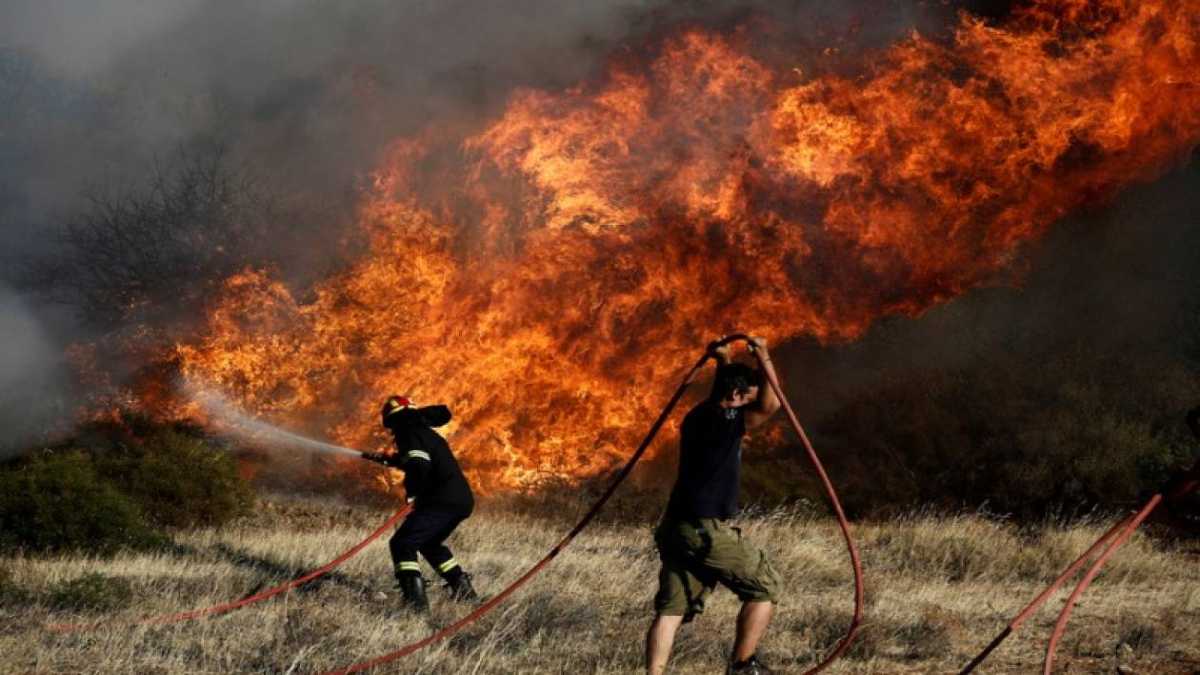 Φωτιά στο Κορωπί – Κλειστή η Αθηνών-Σουνίου