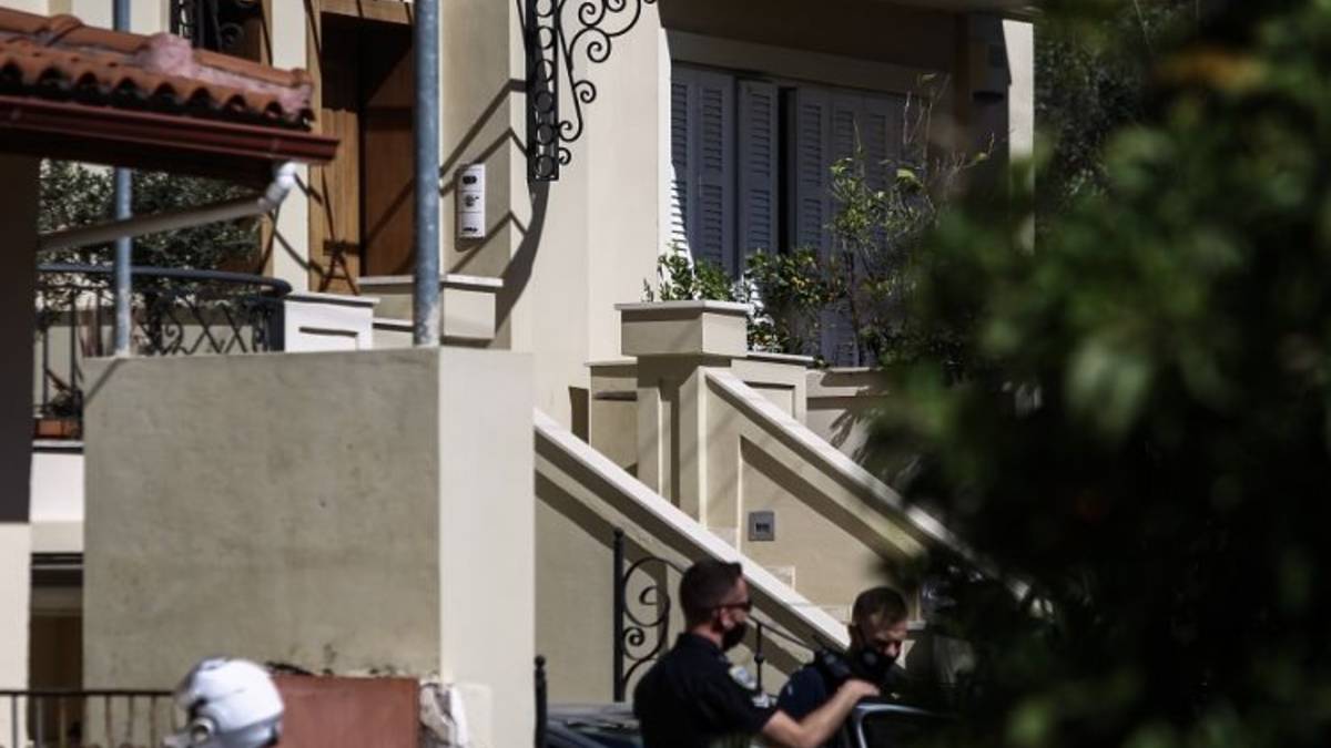 Έγκλημα στα Γλυκά Νερά: Γύρισε στον τόπο του εγκλήματος ο σύζυγος της 20χρονης – Δίνει απαντήσεις το σώμα της Καρολάιν
