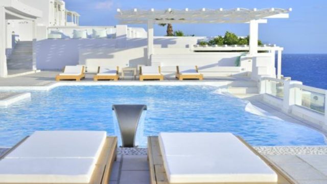 Τάσος Δούσης: Προτείνει 3 κορυφαία ξενοδοχεία σε Χανιά και Μύκονο