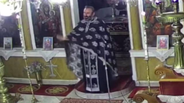«Θα σας τα πω χύμα. Τα εμβόλια είναι του διαβόλου» – Αρνητής ιερέας έκανε Ανάσταση τα μεσάνυχτα