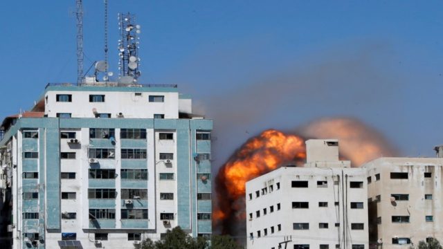 Λωρίδα της Γάζας: Κατέρρευσε κτήριο από βομβαρδισμό που στεγάζει το AP και το Al Jazeera