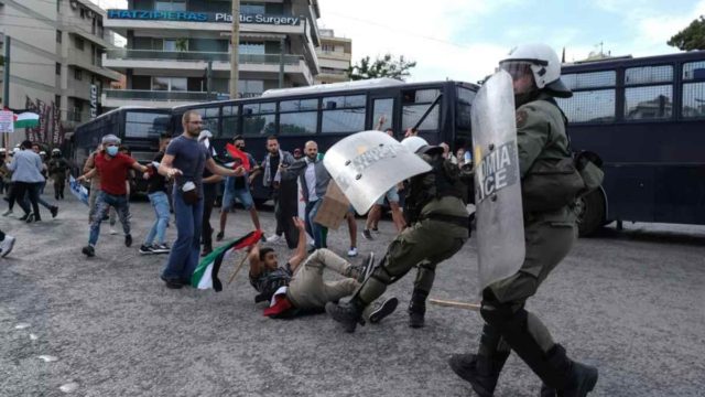 Επεισόδια με χημικά έξω από την πρεσβεία του Ισραήλ: Διακοπή κυκλοφορίας στην Κηφισίας