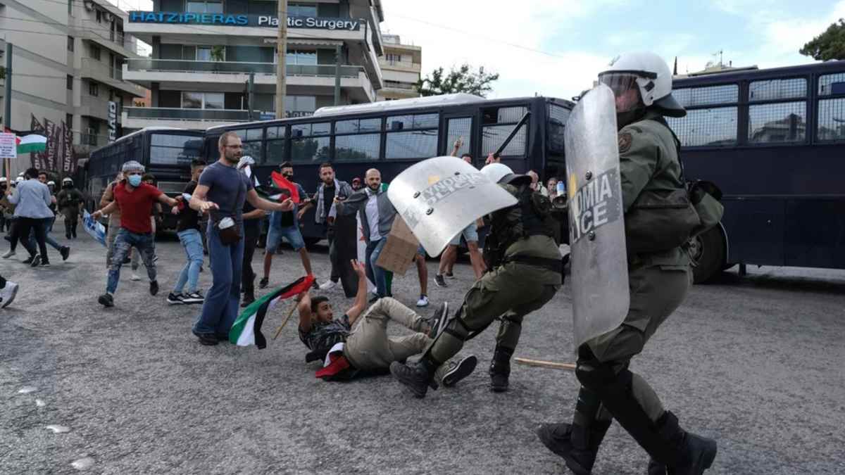 Επεισόδια με χημικά έξω από την πρεσβεία του Ισραήλ: Διακοπή κυκλοφορίας στην Κηφισίας