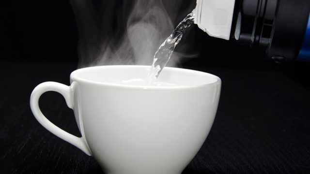 Τι θα πάθει το σώμα μας αν σταματήσουμε τον  καφέ και ξεκινήσουμε να πίνουμε ζεστό νερό
