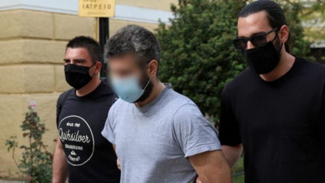 Έγκλημα στα Καλύβια: Ψυχιατρική πραγματογνωμοσύνη ζήτησαν οι δικηγόροι του 32χρονου