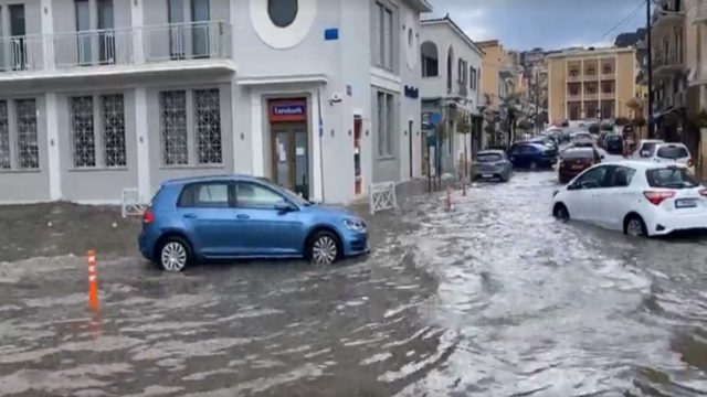 Η κακοκαιρία έπληξε τη Κεφαλονιά – Δρόμοι ποτάμια και χαλάζι