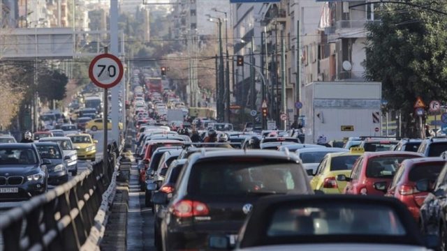 Κυκλοφοριακό κομφούζιο στους δρόμους της Αθήνας – Που επικρατεί μποτιλιάρισμα