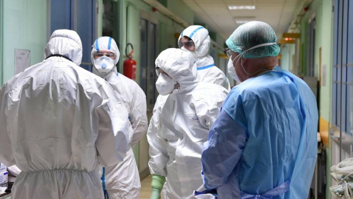 Κορωνοϊός: Ξανά κοντά στην εκατόμβη νεκρών – Μείωση κρουσμάτων και διασωληνωμένων