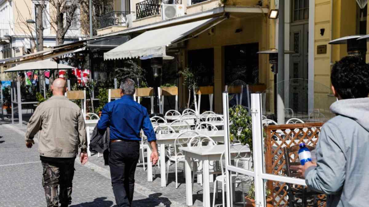 Άρση μέτρων: Αυτά είναι τα επόμενα βήματα – Τελειώνει το SMS και πάμε χωριό, φροντιστήριο και… παραλία
